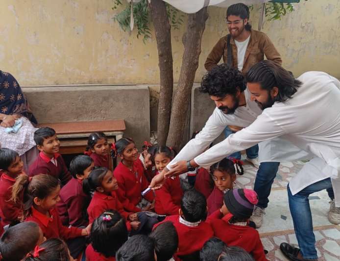 नाटक तीन तिगाड़ा काम बिगाड़ा ने बच्चों को खूब हंसाया और गुदगुदाया